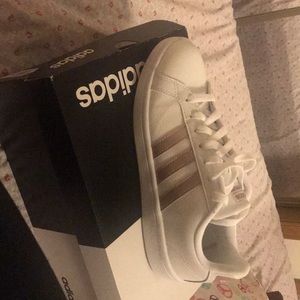 Adidas striped tennis shoes